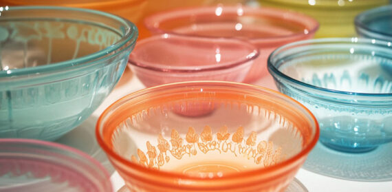 Screenshot of Pyrex bowls on a table Screenshot of Pyrex bowls on a table