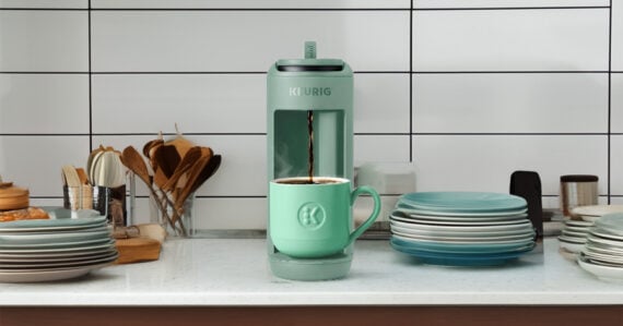 Image of the coffee maker and kitchen accessories neatly organized on a counter