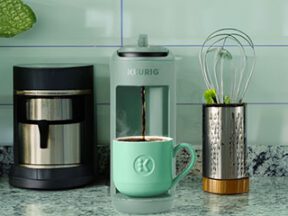 Image of the coffee maker and kitchen accessories neatly organized on a counter