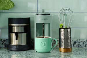 Image of the coffee maker and kitchen accessories neatly organized on a counter