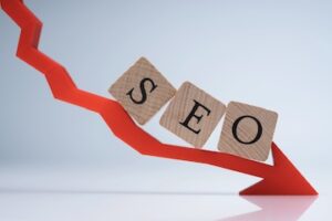 Illustration of a declining graph with the letters S E O