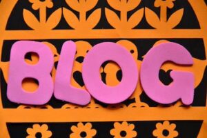 The word "blog" on a pink and orange background