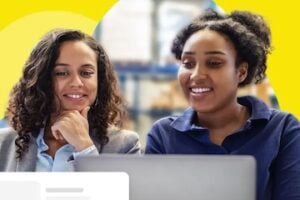 Image from Mercado Libre Negocios of 2 females looking at a computer